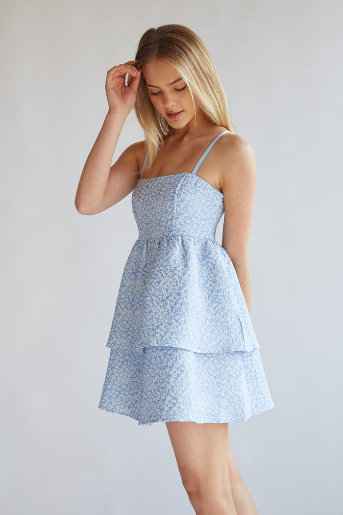blue and white flower tiered ruffle babydoll mini dress | wedding guest dress inspo