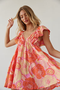 detail shot of pattern | orange floral flutter sleeve babydoll mini dress | summer dress inspo 