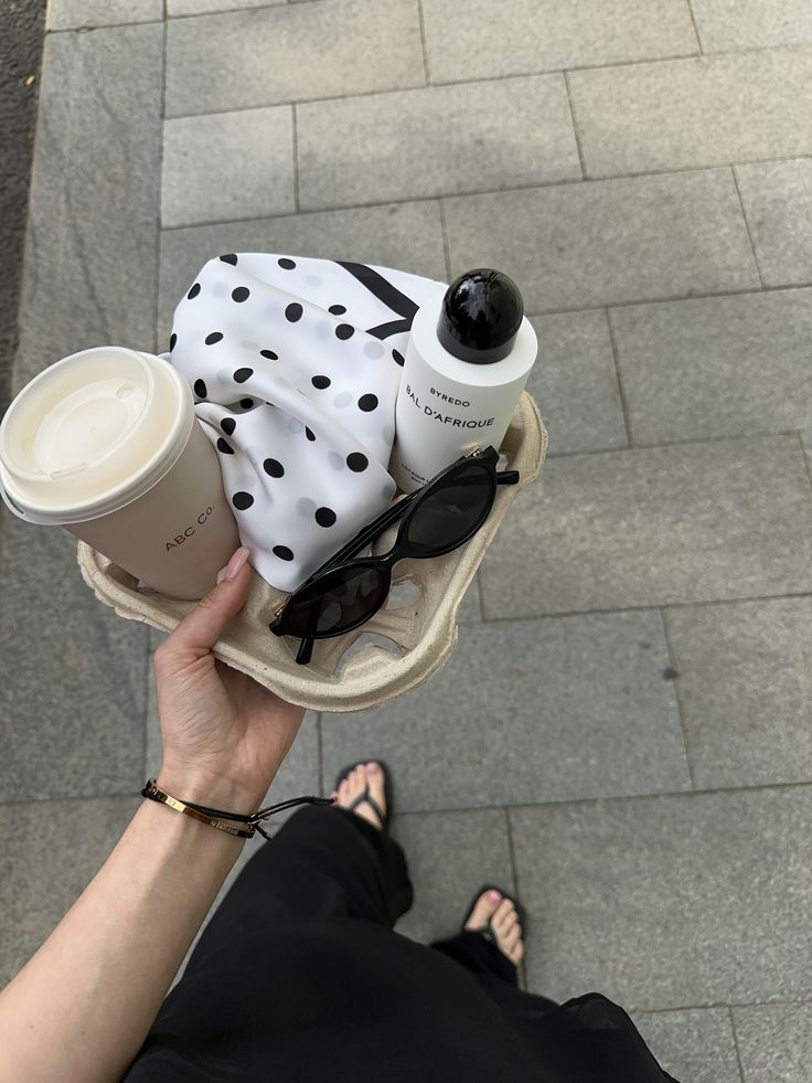 2025 Polka Dot Fashion Guide: How to Style Black and White Polka Dot Dresses, Skirts, and Tops