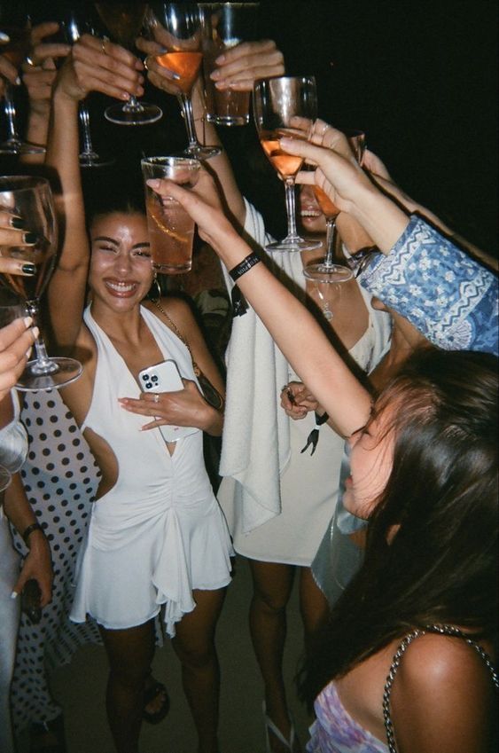 How to Dress for a Sorority Formal and Semi-Formal: Dresses, Styles & Tip