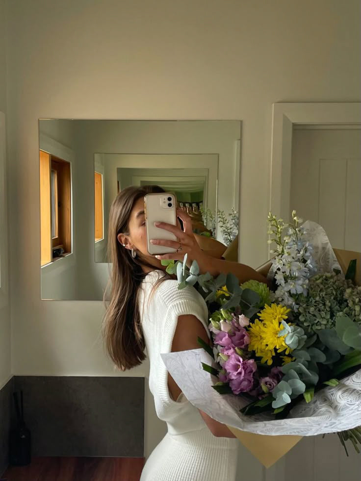 The Secret To Taking The Perfect Mirror Selfie