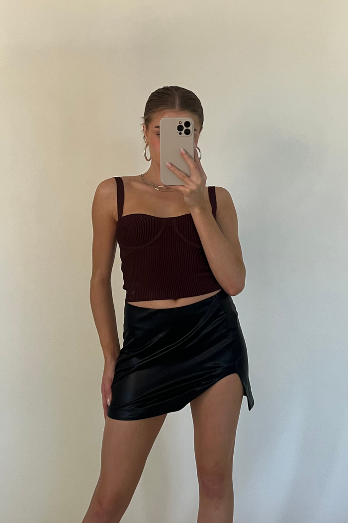Side-slit faux-leather skirt, Icône
