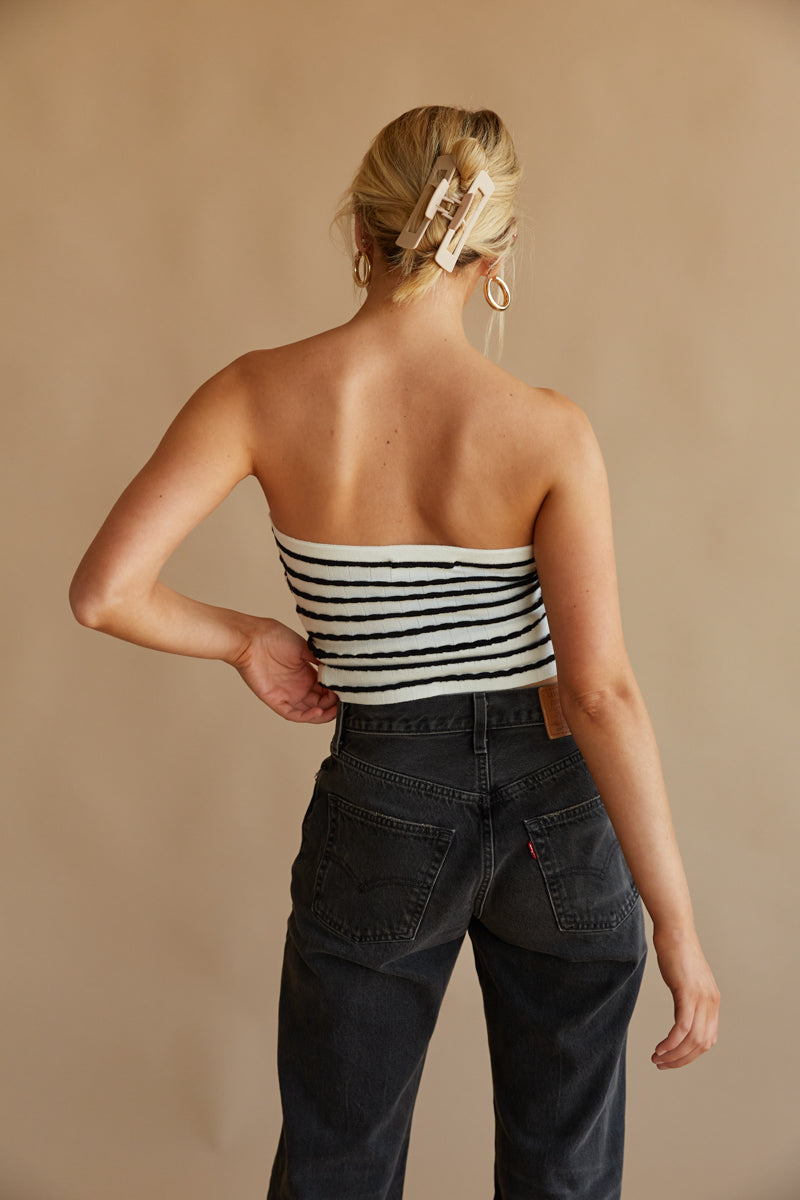 fall fashion 2023 - tube top - levis 501 jeans - black and white top