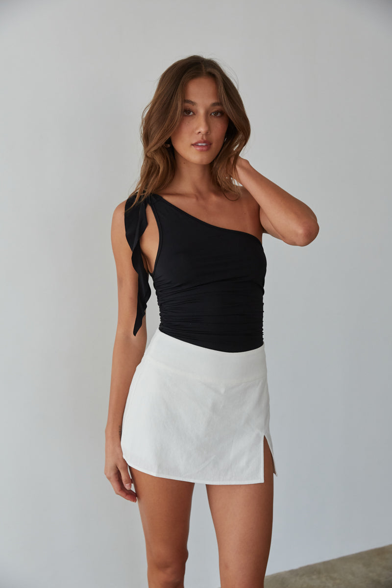 white linen mini skort with side slit - mini skirt for spring and summer - black and white outfit inspo