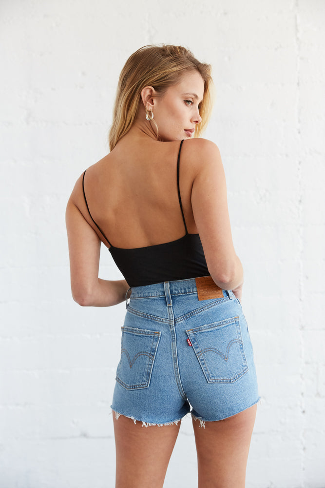 Back of the denim shorts with a classic Levi's label and back pockets. 