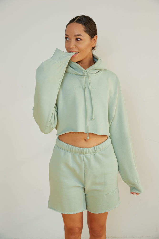 Cropped sweatshirt and bermuda shorts.