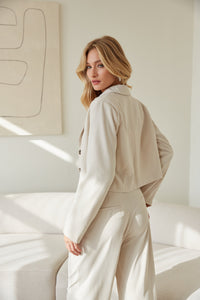 light beige cropped blazer - trendy office outfits - school presentation style - classy ecru blazer - corporate bestie blazer