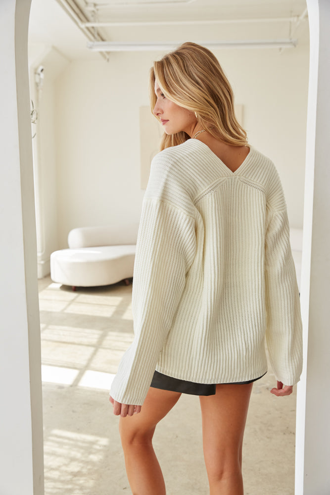 white knit comfy sweater - pumpkin patch - apple picking - thanksgiving - friends-giving - hay ride