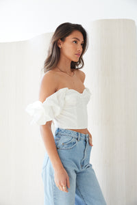 how to style a white ruffle sleeve top