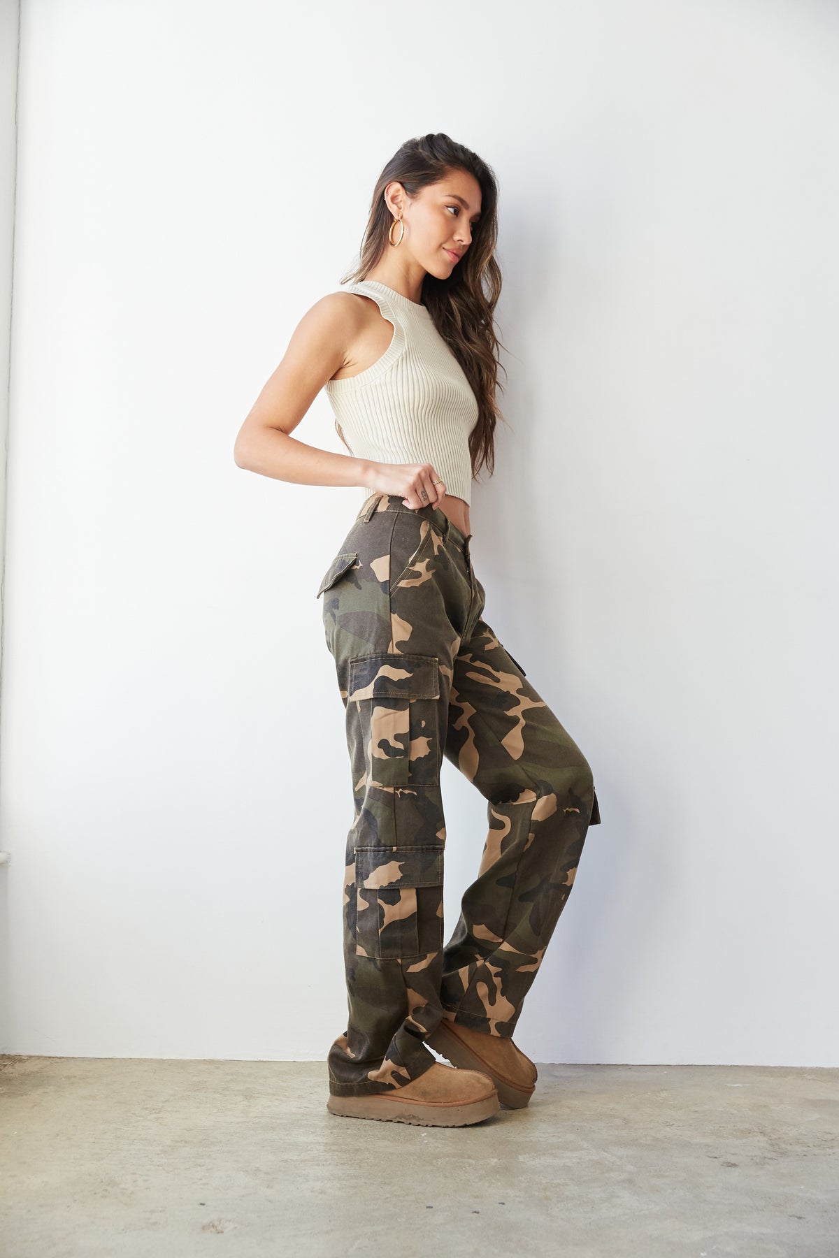 street style outfit inspo - baggy camo cargo pants - army green wide leg pants