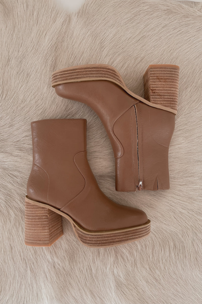 fall aesthetic outfit - light brown boots - fall 2022 - surf cowboy aesthetic - fall photos - free people ruby platform boot dupe