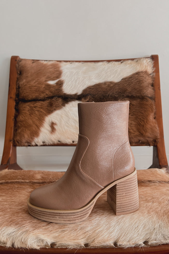 light brown bootie - fall trendy fashion 2022 - free people boot dupe - anthropologie dupe