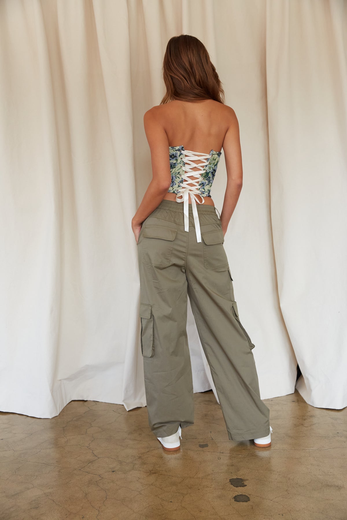 how to wear baggy cargo pants - cargo pants outfit - corset top and cargo streetwear look