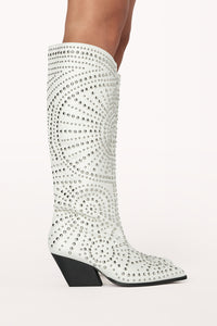 black heel white boots - white cowgirl boots for festivals - what to wear to coachella